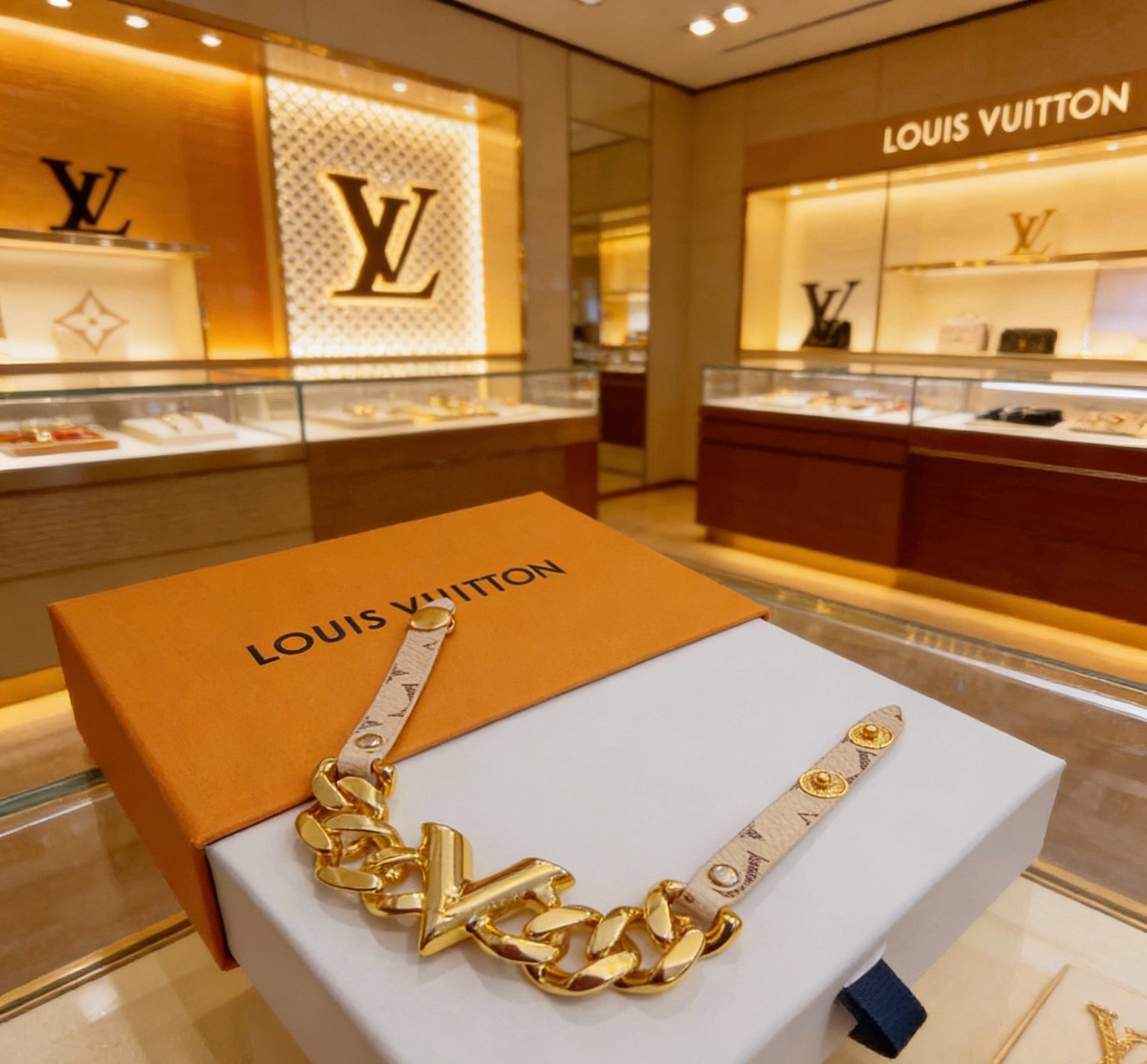 LOUIS VUITTON Style Monogram White Canvas Gold-Tone Chunky Chain Integrated LV Emblem Slim Leather Bracelet