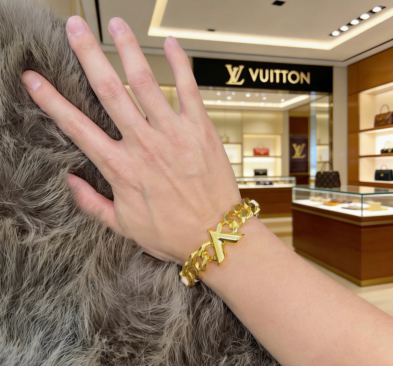 LOUIS VUITTON Style Monogram White Canvas Gold-Tone Chunky Chain Integrated LV Emblem Slim Leather Bracelet
